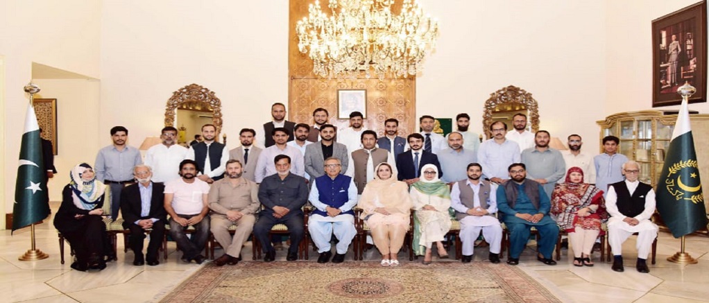 President Dr Arif Alvi in a group photo with the management of Pakistan Orphan Care forum at Aiwan-e-Sadr , 
Islamabad on may 27, 2019